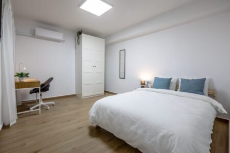 Room 3 in Calle Hermanos Villalonga 12